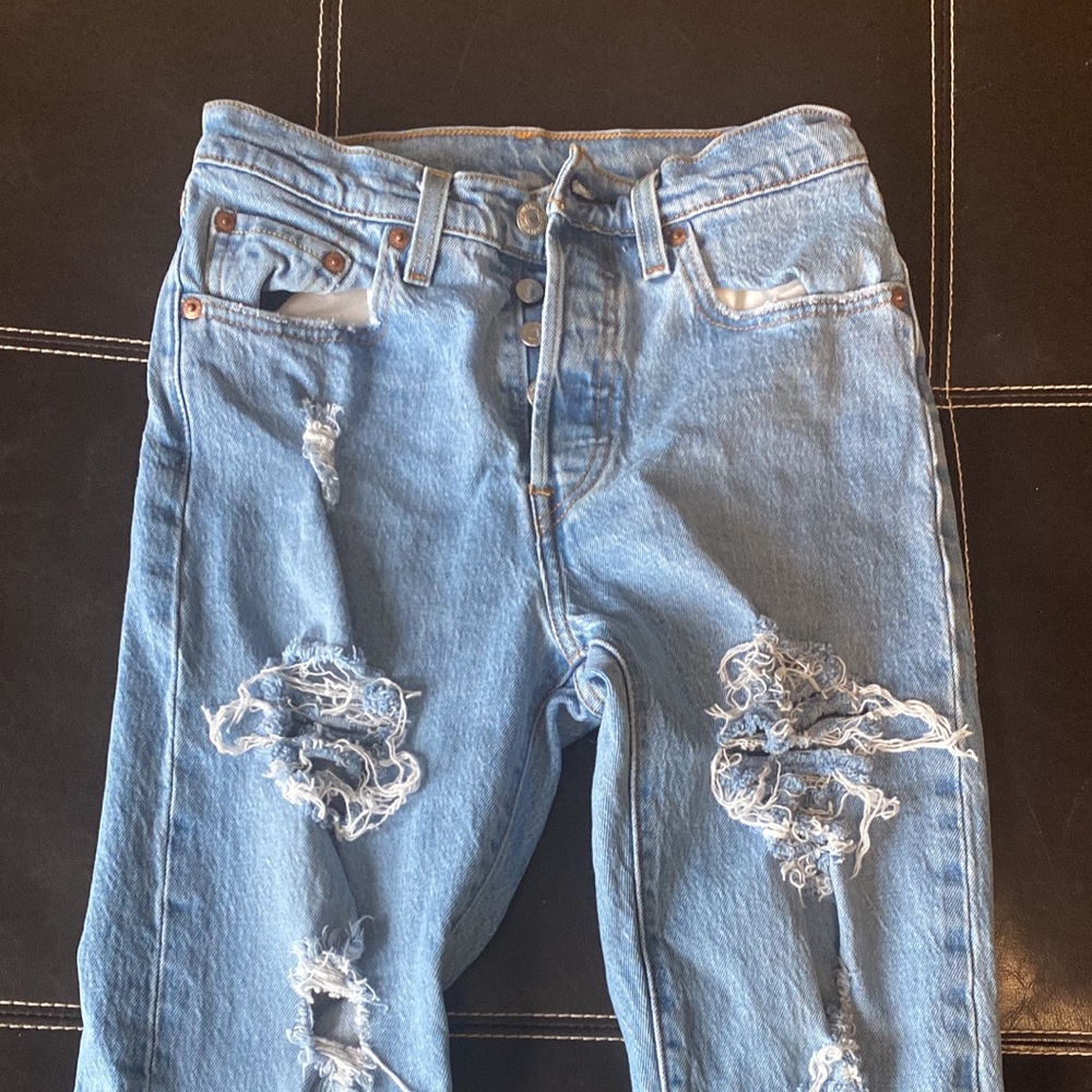 Women’s Levis Size 25, distressed mom jean